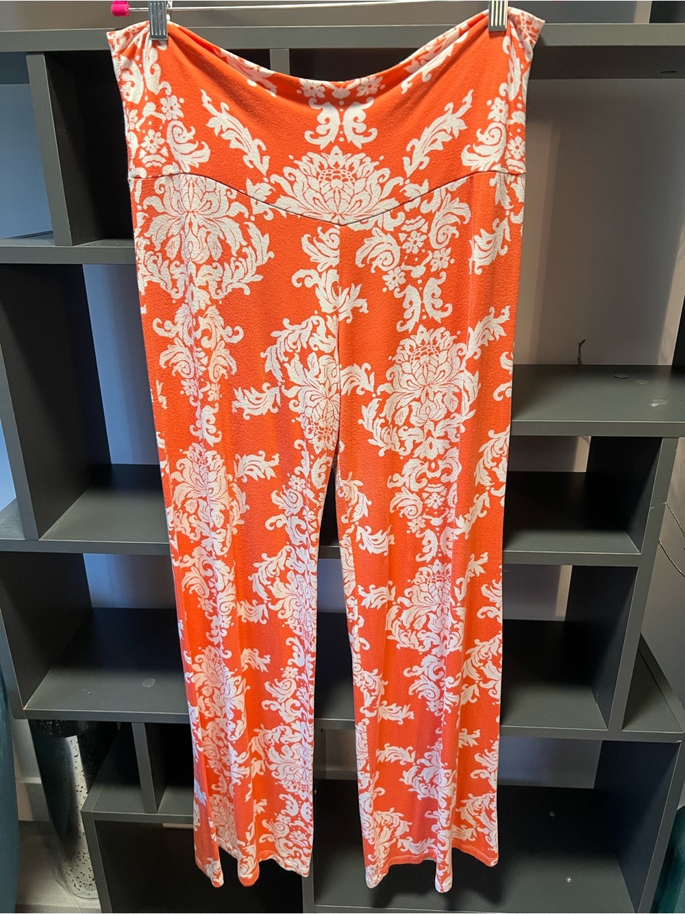 🛍️ Women's Coral & Cream Damask Print Wide-Leg Pants - Picture 2 of 5
